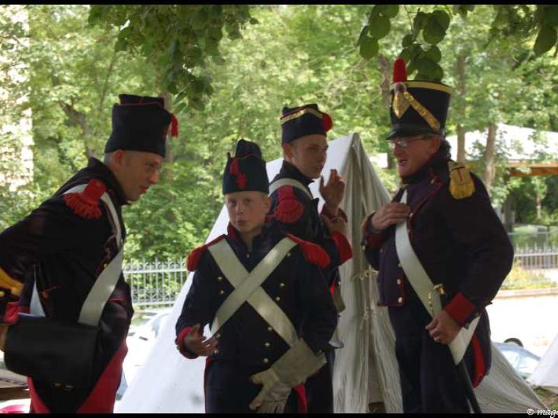 Napoleonic Bivouac в Люксембурге: солдаты в мундирах эпохи Наполеона у палатки