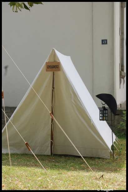 Napoleonic Bivouac в Люксембурге: белая палатка с табличкой «GENEALOGIE»