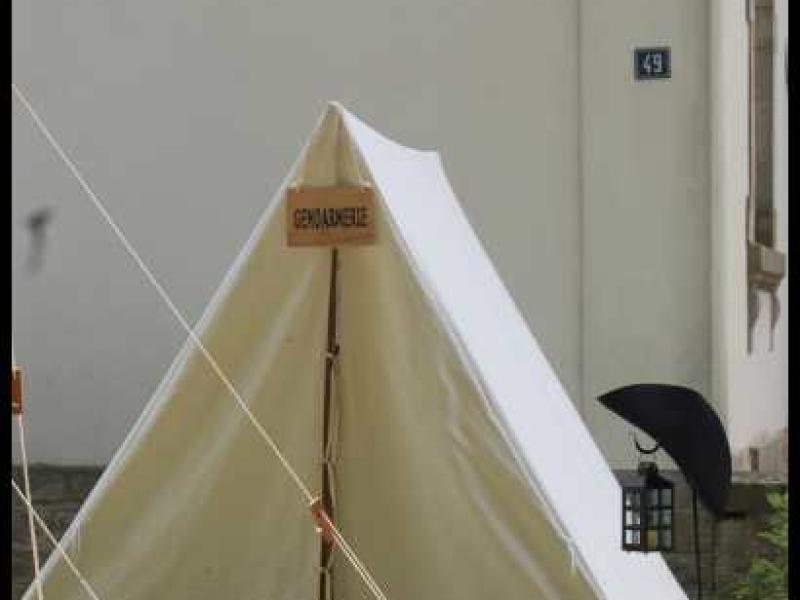 Napoleonic Bivouac в Люксембурге: белая палатка с табличкой «GENEALOGIE»