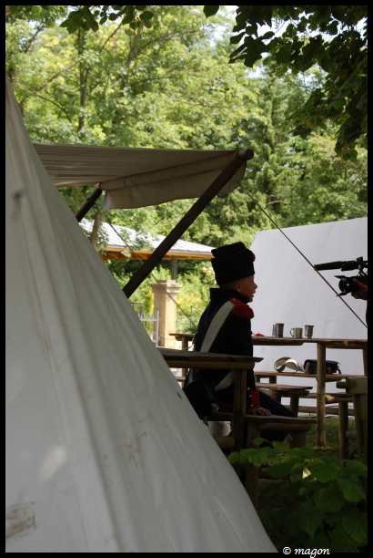 Napoleonic Bivouac в Люксембурге: солдат у стола под навесом
