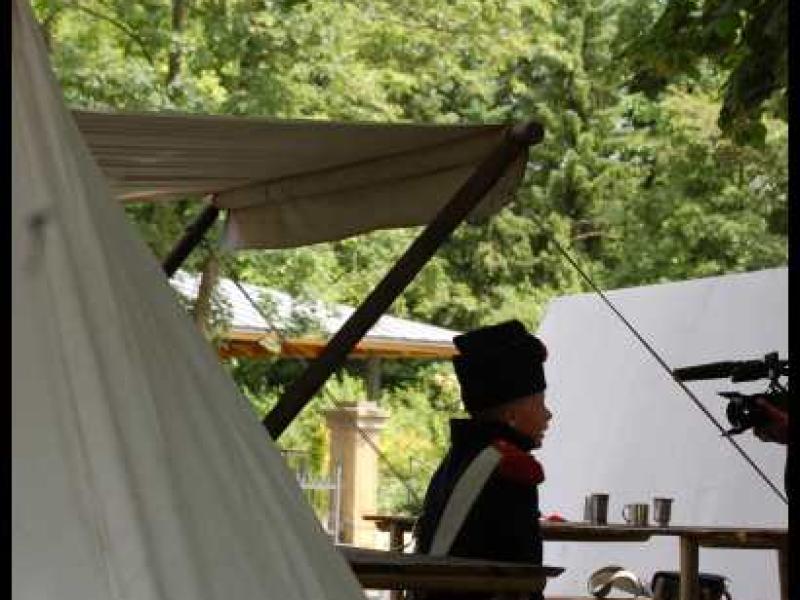 Napoleonic Bivouac в Люксембурге: солдат у стола под навесом