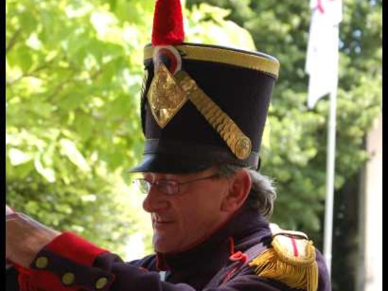 Napoleonic Bivouac в Люксембурге: офицер в фуражке с красным плюмажем