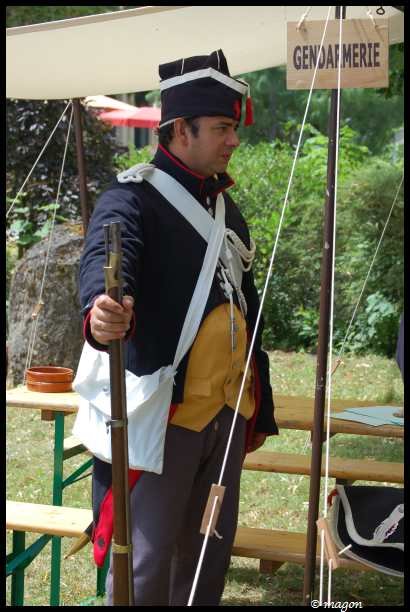 Napoleonic Bivouac в Люксембурге: гренадер с ружьём у палатки