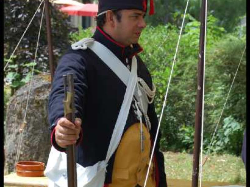 Napoleonic Bivouac в Люксембурге: гренадер с ружьём у палатки