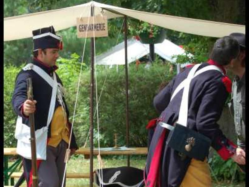 Napoleonic Bivouac в Люксембурге: генерал-майор и солдаты в полевой лагере