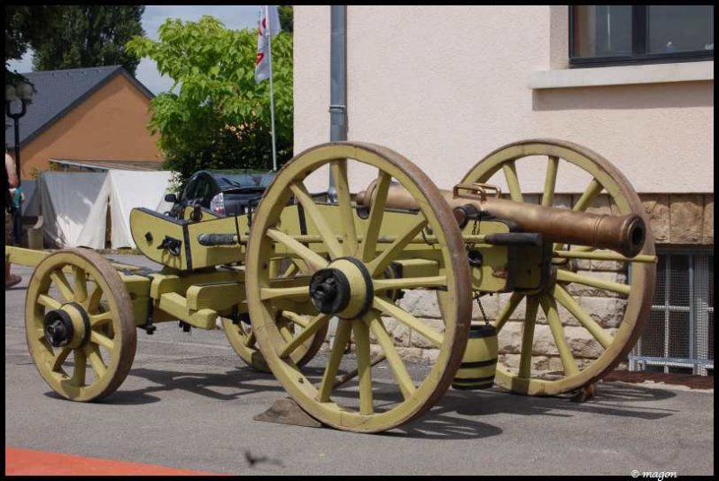 Napoleonic Bivouac, Luxembourg: орудие на колёсах с бронзовой стволом
