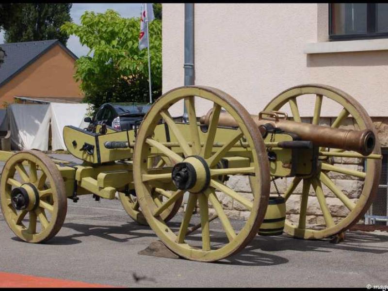 Napoleonic Bivouac, Luxembourg: орудие на колёсах с бронзовой стволом