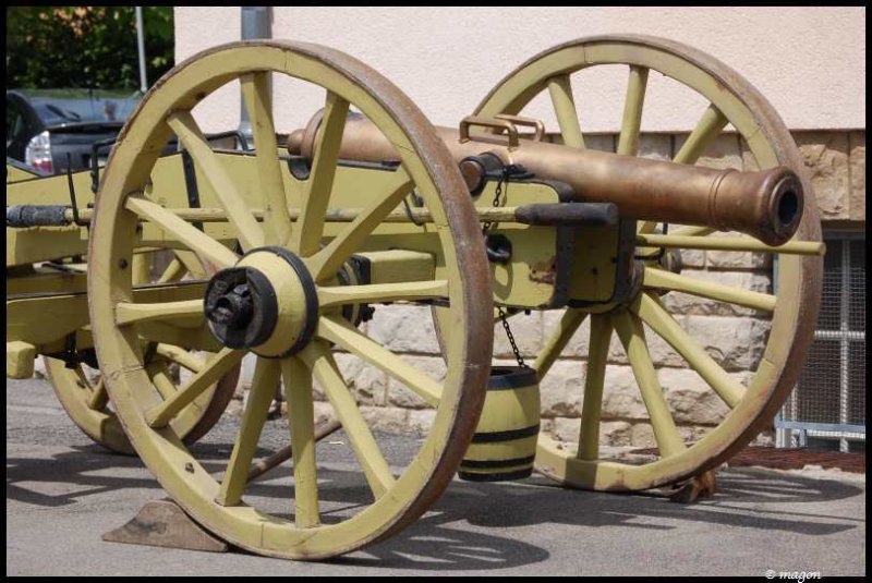Пушка на Napoleonic Bivouac в Люксембурге: желтые колеса и бронзовый ствол