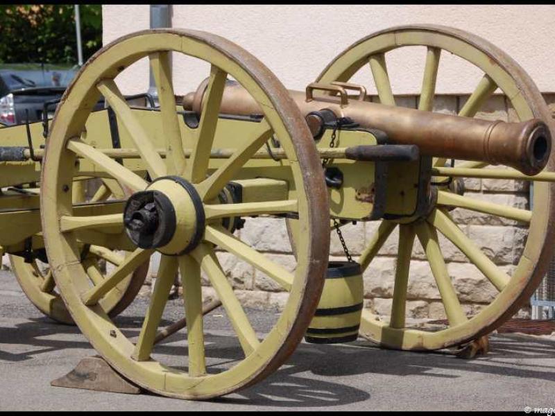 Пушка на Napoleonic Bivouac в Люксембурге: желтые колеса и бронзовый ствол