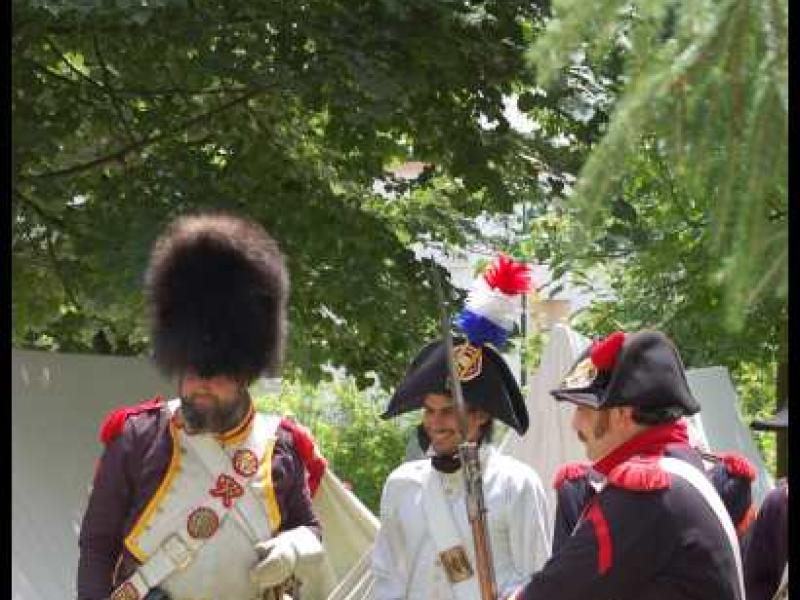 Napoleonic Bivouac в Люксембурге: солдаты в мундирах эпохи Наполеона у палаток