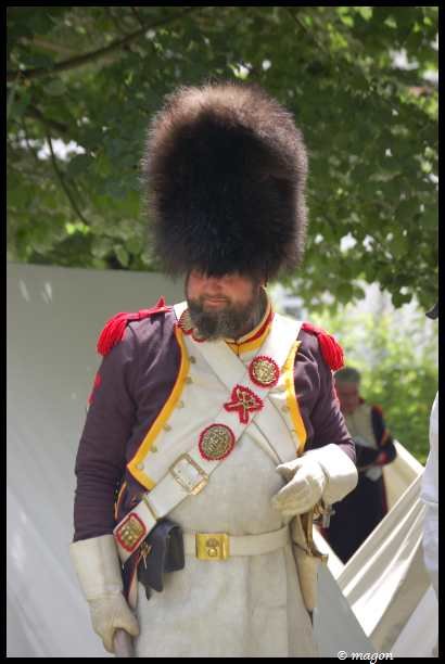 Napoleonic Bivouac в Люксембурге: солдат в пышном шляпе и белом мундире