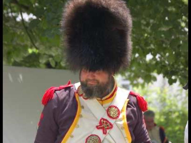 Napoleonic Bivouac в Люксембурге: солдат в пышном шляпе и белом мундире