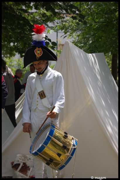 Napoleonic Bivouac в Люксембурге: барабанщик в белом мундире у палатки