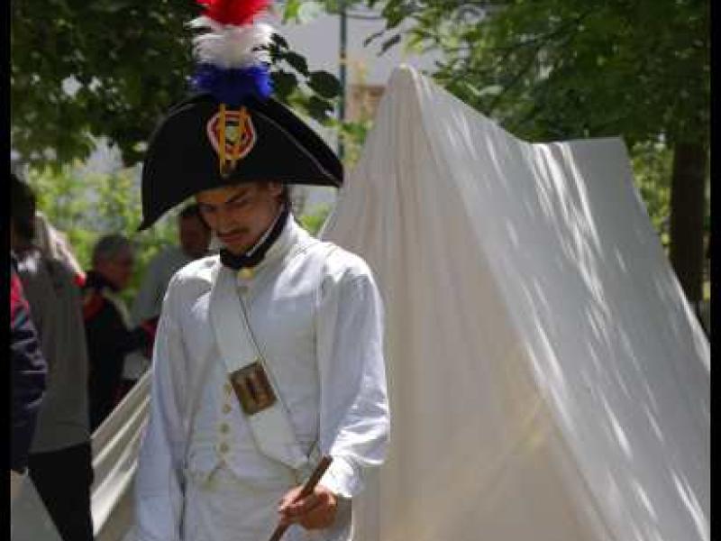 Napoleonic Bivouac в Люксембурге: барабанщик в белом мундире у палатки