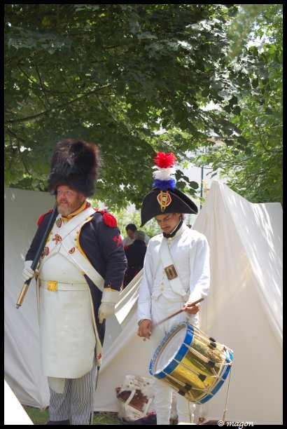 Napoleonic Bivouac в Люксембурге: гвардеец и барабанщик у палатки