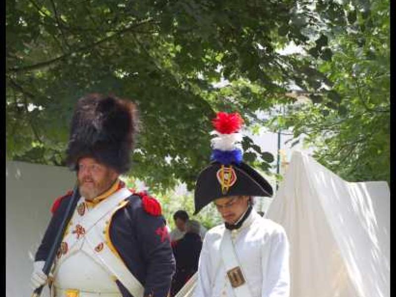 Napoleonic Bivouac в Люксембурге: гвардеец и барабанщик у палатки