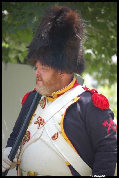 Napoleonic Bivouac в Люксембурге: солдат в шляпе с плюмажем и белом поясном ремне