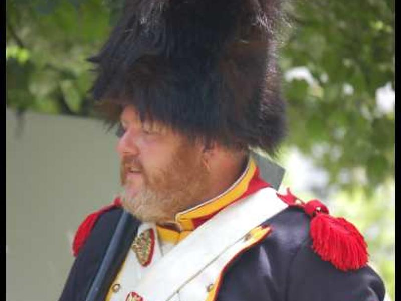 Napoleonic Bivouac в Люксембурге: солдат в шляпе с плюмажем и белом поясном ремне