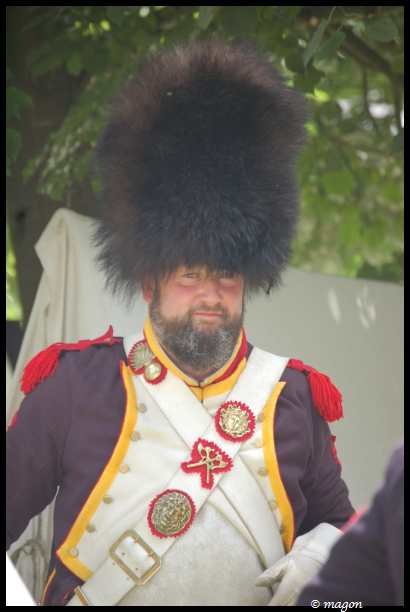 Napoleonic Bivouac в Люксембурге: солдат в пышном шляпе и белом нагрудном поясу