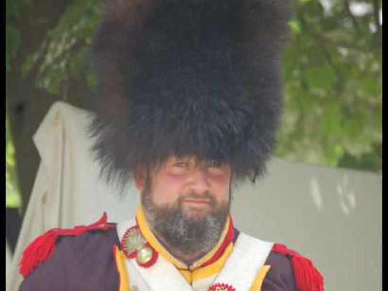 Napoleonic Bivouac в Люксембурге: солдат в пышном шляпе и белом нагрудном поясу