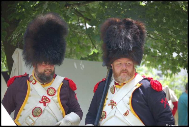 Napoleonic Bivouac в Люксембурге: два солдата в шляпах-шубках и белых фуражках
