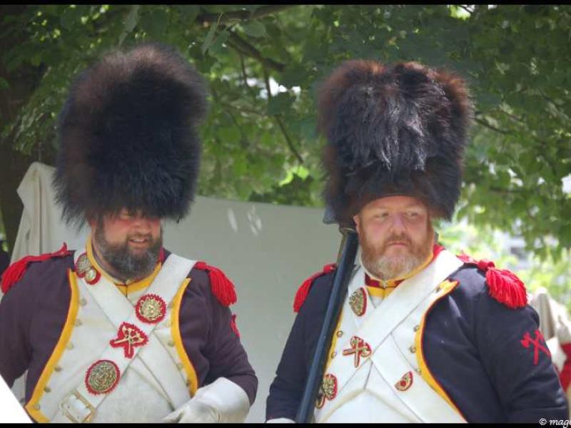 Napoleonic Bivouac в Люксембурге: два солдата в шляпах-шубках и белых фуражках