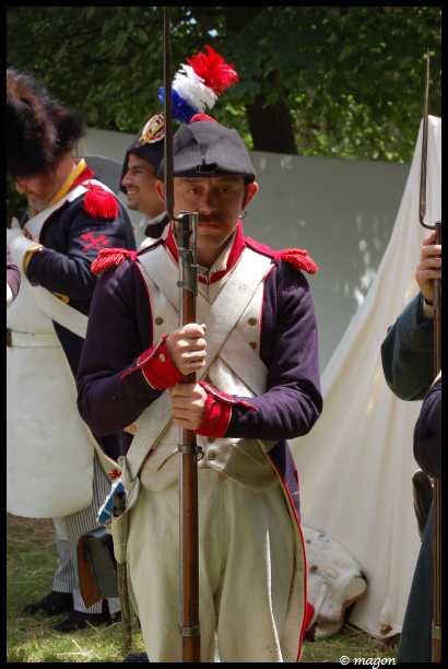 Napoleonic Bivouac в Люксембурге: солдат с французской плюмажной шапкой и мушкетом