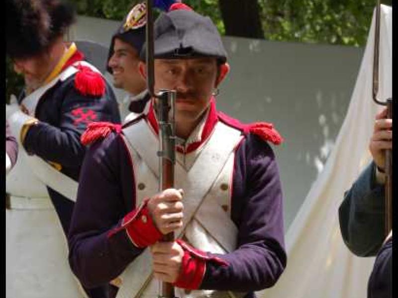 Napoleonic Bivouac в Люксембурге: солдат с французской плюмажной шапкой и мушкетом