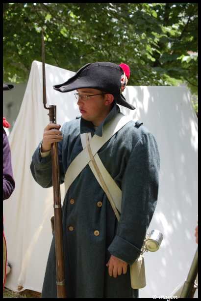 Napoleonic Bivouac в Люксембурге: солдат в сером мундире с штыком