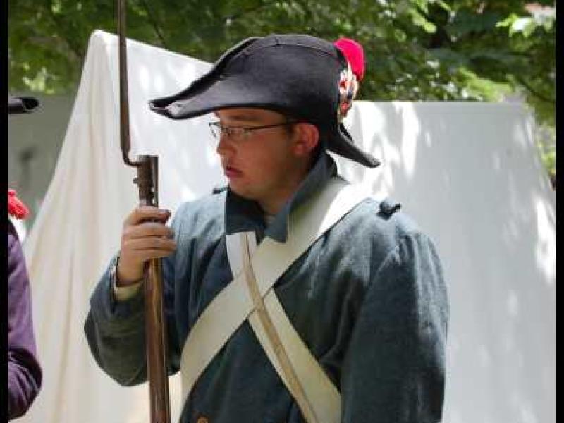Napoleonic Bivouac в Люксембурге: солдат в сером мундире с штыком