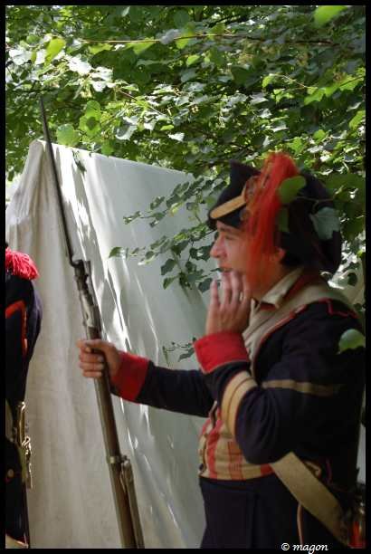 Napoleonic Bivouac в Люксембурге: солдат с штыком у палатки