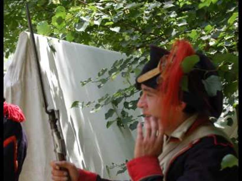 Napoleonic Bivouac в Люксембурге: солдат с штыком у палатки