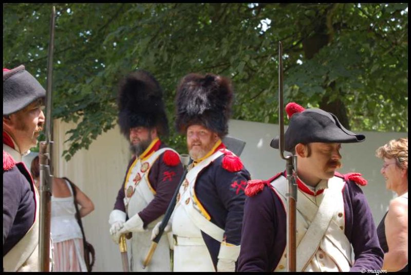 Napoleonic Bivouac в Люксембурге: солдаты в шляпах-шапках и красных эполетах