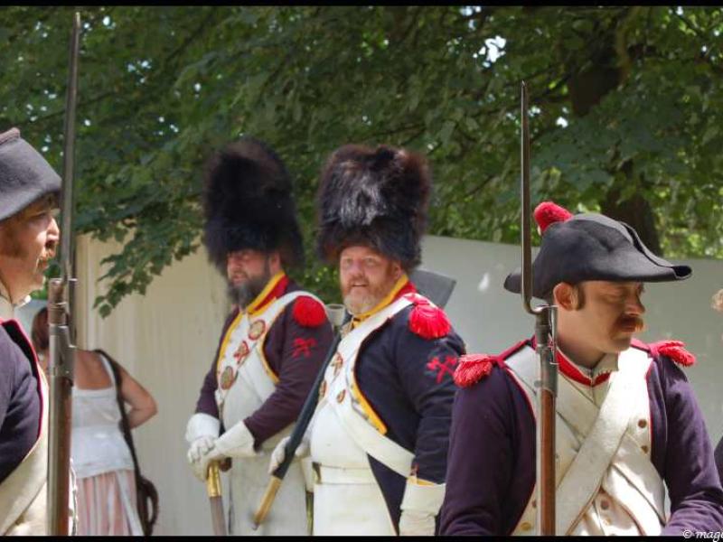 Napoleonic Bivouac в Люксембурге: солдаты в шляпах-шапках и красных эполетах