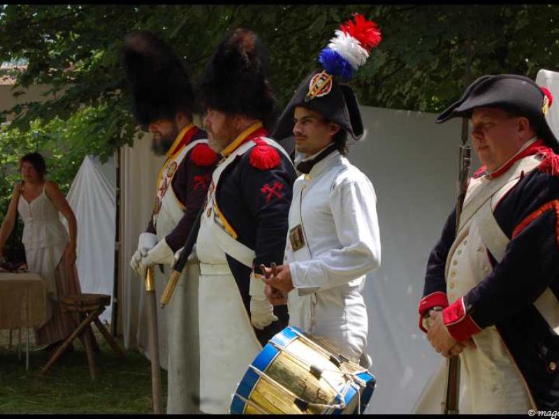Napoleonic Bivouac в Люксембурге: солдаты в мундирах эпохи Наполеона у палаток