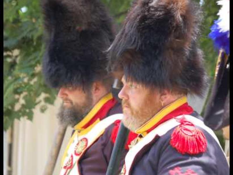 Napoleonic Bivouac в Люксембурге: солдаты в шляпах с мехом и красными эполетами