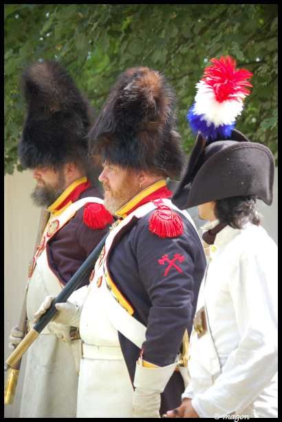 Napoleonic Bivouac в Люксембурге: солдаты в шляпах с плюмажем и фуражках