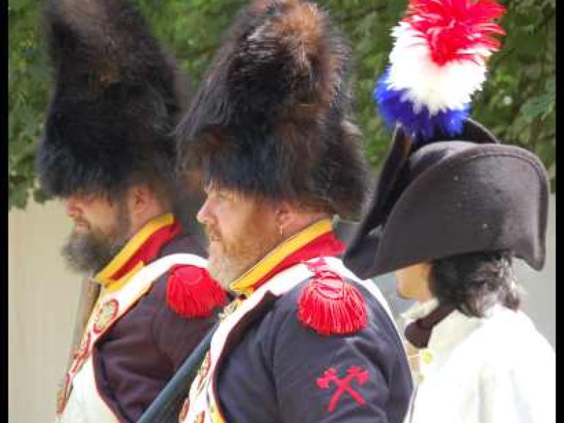 Napoleonic Bivouac в Люксембурге: солдаты в шляпах с плюмажем и фуражках