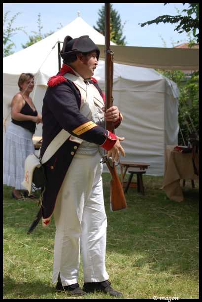 Napoleonic Bivouac в Люксембурге: солдат с мушкетом у белого шатра