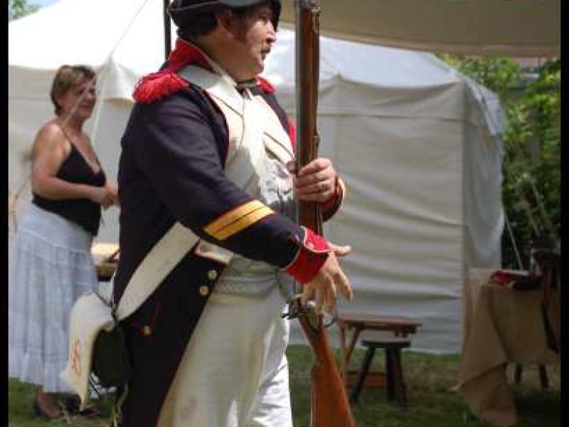 Napoleonic Bivouac в Люксембурге: солдат с мушкетом у белого шатра