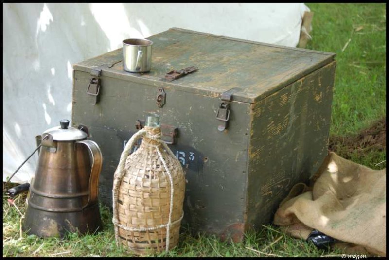 Napoleonic Bivouac в Люксембурге: старый ящик, котелок и бутыль в плетёной сетке