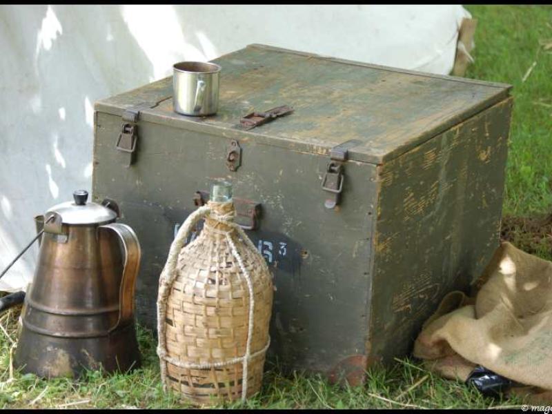 Napoleonic Bivouac в Люксембурге: старый ящик, котелок и бутыль в плетёной сетке