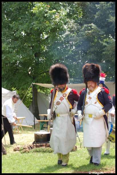 Napoleonic Bivouac в Люксембурге: два солдата в шляпах-шубках и фартуках