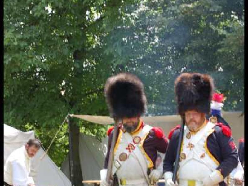 Napoleonic Bivouac в Люксембурге: два солдата в шляпах-шубках и фартуках