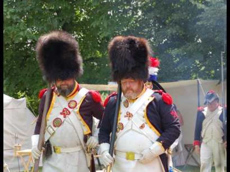 Napoleonic Bivouac в Люксембурге: два барабанщика в шапках-шлемах