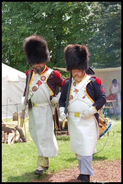 Napoleonic Bivouac в Люксембурге: два солдата в шляпах-шубках и белых фартуках