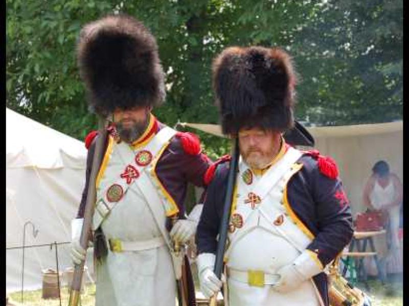 Napoleonic Bivouac в Люксембурге: два солдата в шляпах-шубках и белых фартуках