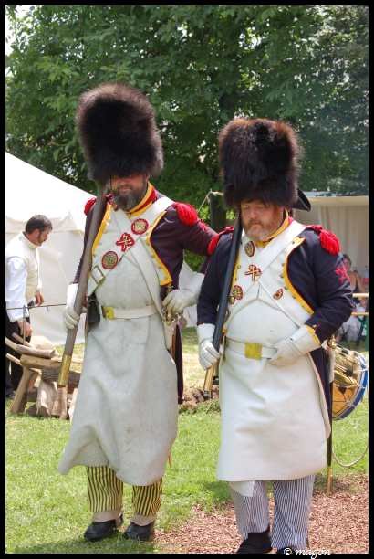 Napoleonic Bivouac в Люксембурге: два солдата в шляпах-шубках и белых фартуках