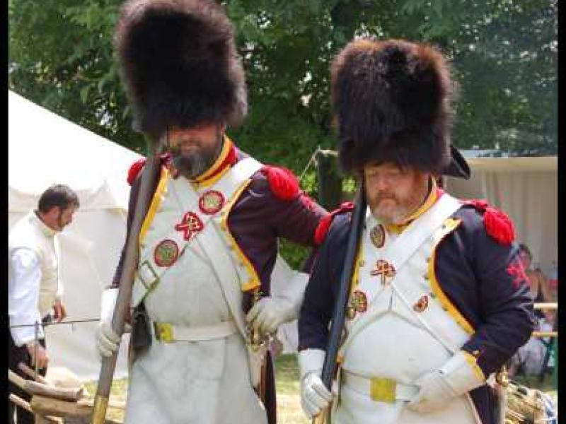 Napoleonic Bivouac в Люксембурге: два солдата в шляпах-шубках и белых фартуках