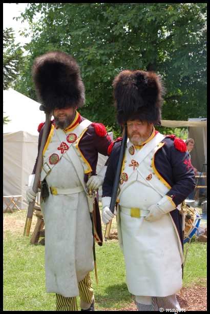 Napoleonic Bivouac в Люксембурге: два солдата в шляпах-шубках и белых фартуках